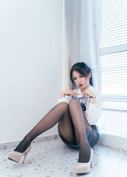 女仆露出双乳给客人玩